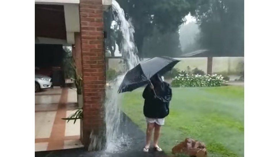 Mirá el impactante momento en que un rayo cae cerca de un niño en Misiones