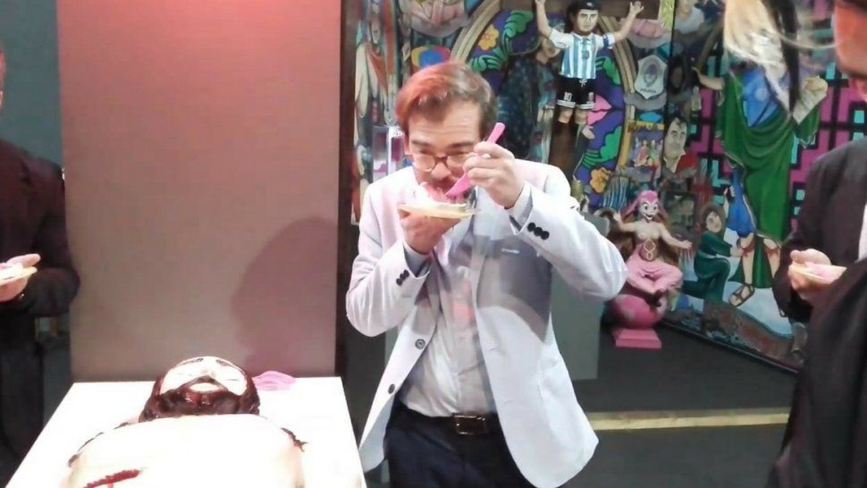 Escándalo y polémica: un ministro de Cultura comió torta con la forma de Jesús