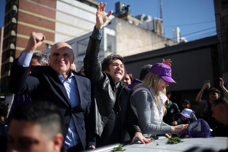 Luego de lo vivido en Lomas de Zamora, Javier Milei envió un chat al equipo de Gobierno. “Recuerden que mi historia de vida personal es la de alguien que se agranda en la adversidad”
