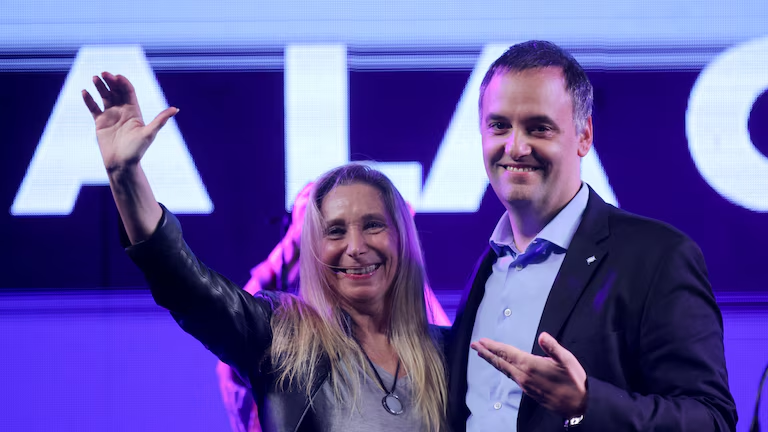 A días de haberse conocido grabaciones ilegales sobre la secretaria general de la Presidencia, Karina Milei; el vocero presidencial, Manuel Adorni, informó que el Poder Ejecutivo denunció ante la Justicia Federal una operación de inteligencia con el fin de desestabilizar al país en plena campaña electoral