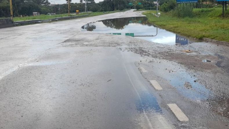 Corte total momentáneo en Av. Savio por acumulación de agua en la ruta