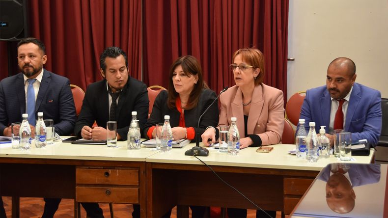 Las presidentas de las comisiones junto a los jueces contravencionales por el acoso callejero y digital.