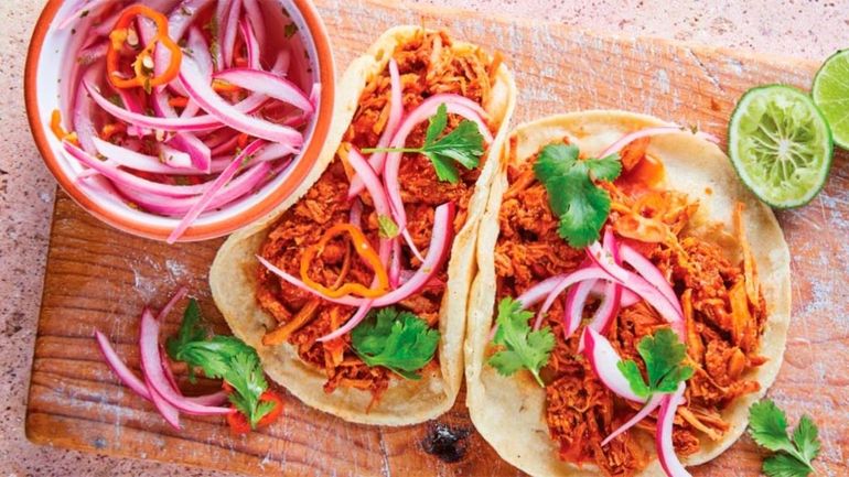 Cochinita pibil (México).