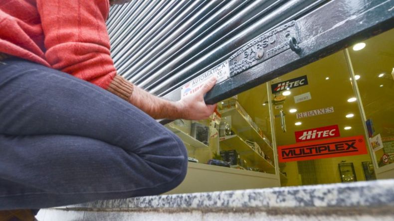 Por el partido de Argentina, comercios podrían cerrar a las 18hs. el viernes.