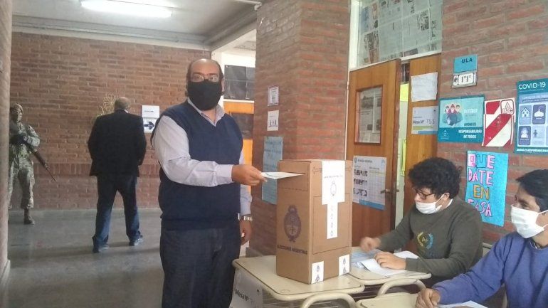 El intendente de Palpalá votó en el Colegio Secundario N° 53 de Artes Visuales.