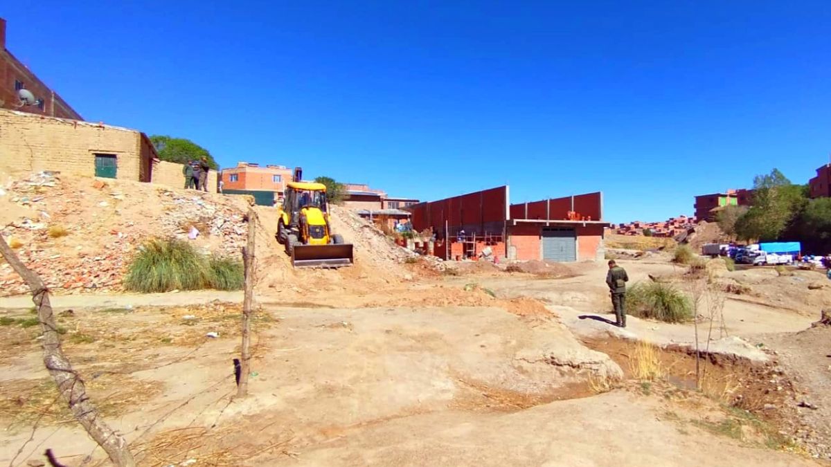 Abría uncamino desde una casa al río La Quiaca con una retroexcavadora y fue detenido
