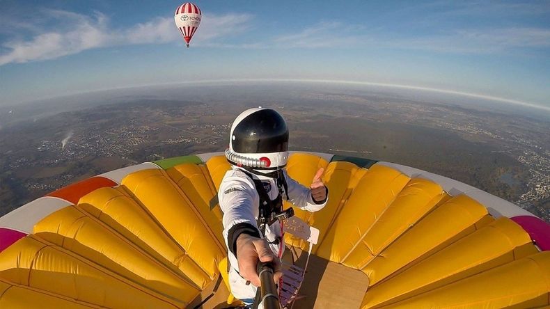 Remi Ouvrard rompe el récord mundial por estar parado sobre un globo aerostático&nbsp;