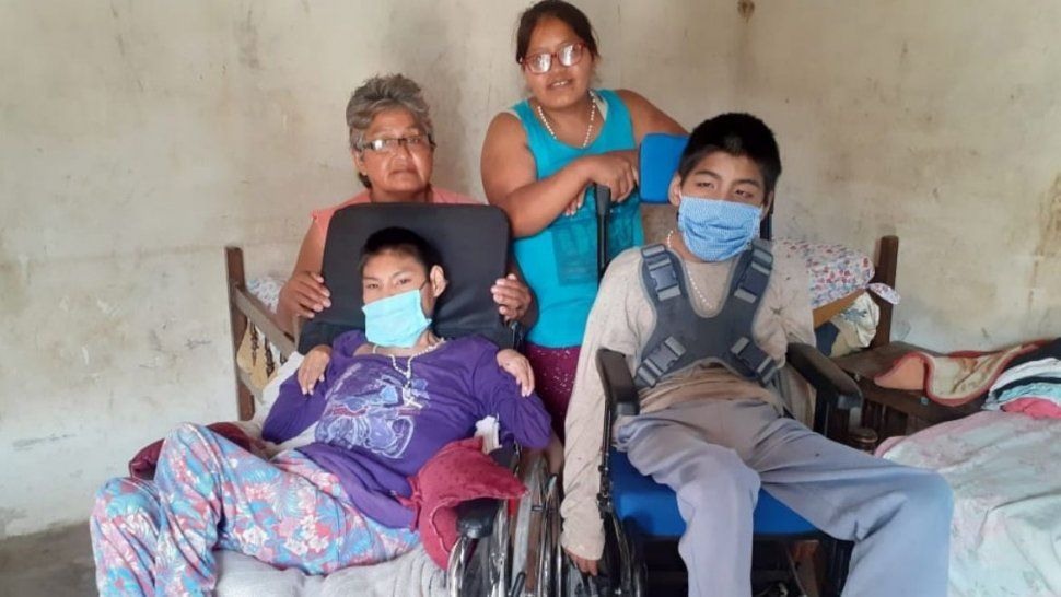 Algunos integrantes de la familia que vive en la localidad de Aguas Calientes.&nbsp;