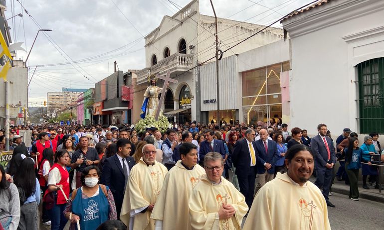 Multitudinaria procesión en honor al Santísimo Salvador Multitudinaria procesión en honor al Santísimo Salvador