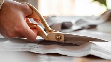 El truco casero con papel aluminio para recuperar el filo de las tijeras. El truco casero con papel aluminio para recuperar el filo de las tijeras.