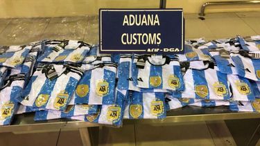 La Aduana detectó en el Aeropuerto de Ezeiza a un pasajero proveniente de Perú con 302 camisetas de la Selección Argentina valuadas en $6 millones.