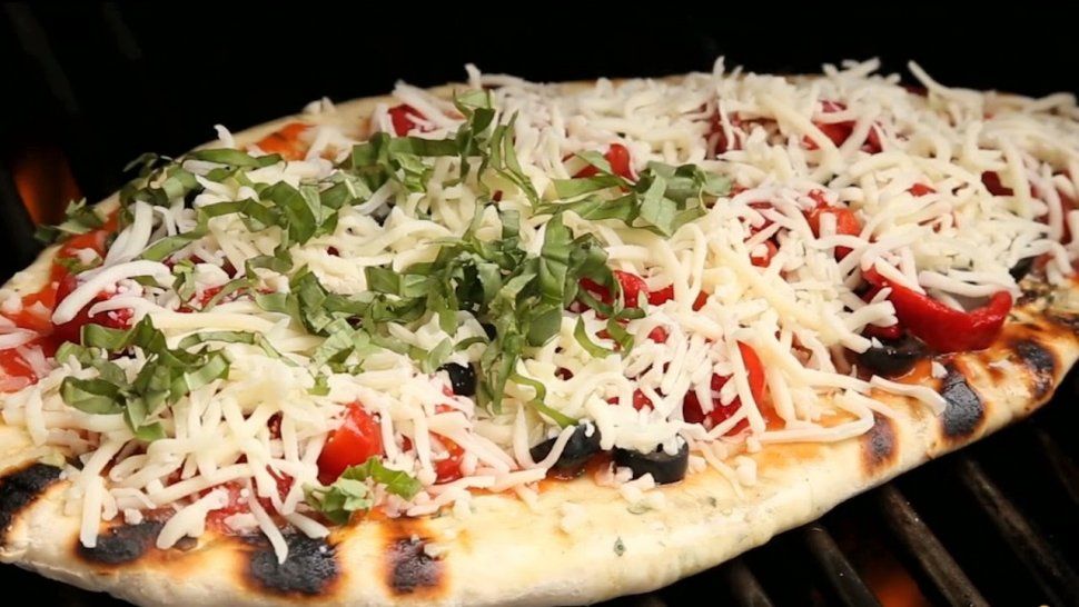 Cómo preparar pizzas caseras a la parrilla, una comida ideal para una noche de verano