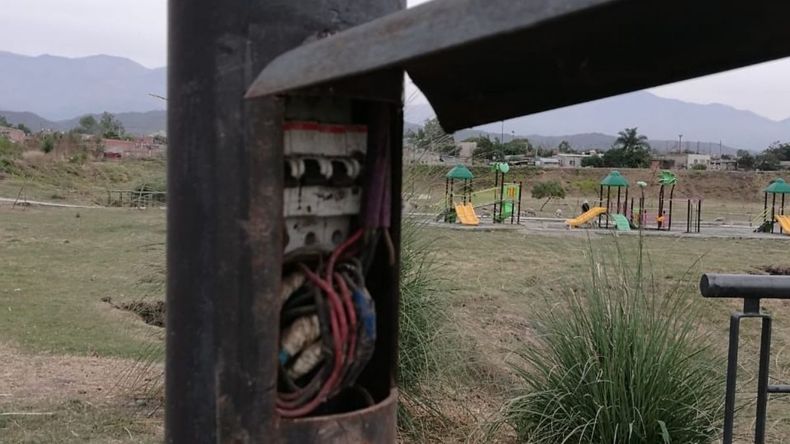 Los postes de luz del Parque Belgrano fueron vandalizados.