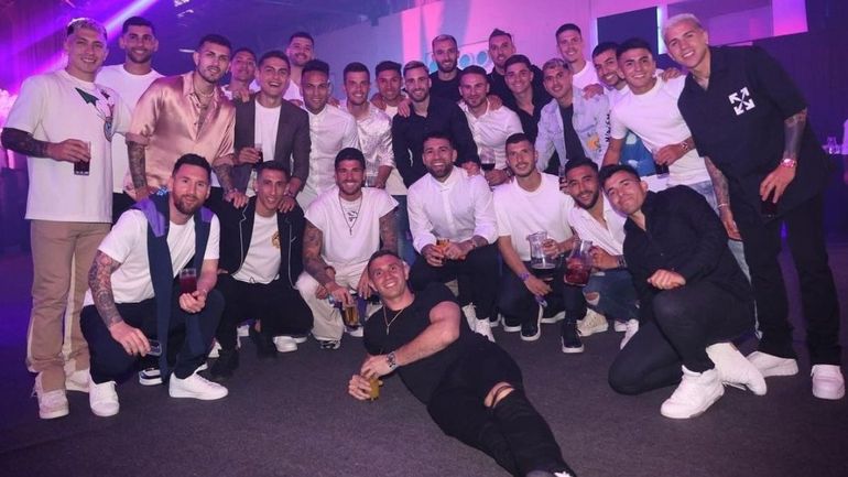 La Selección Argentina siguió festejando en una fiesta que dejó varias imágenes: Messi con buzo deportivo, Antonella y Tini otra vez juntas y los vivos de Otamendi.