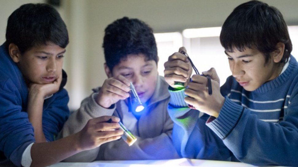 Niños y adolescente con un proyecto a realizar