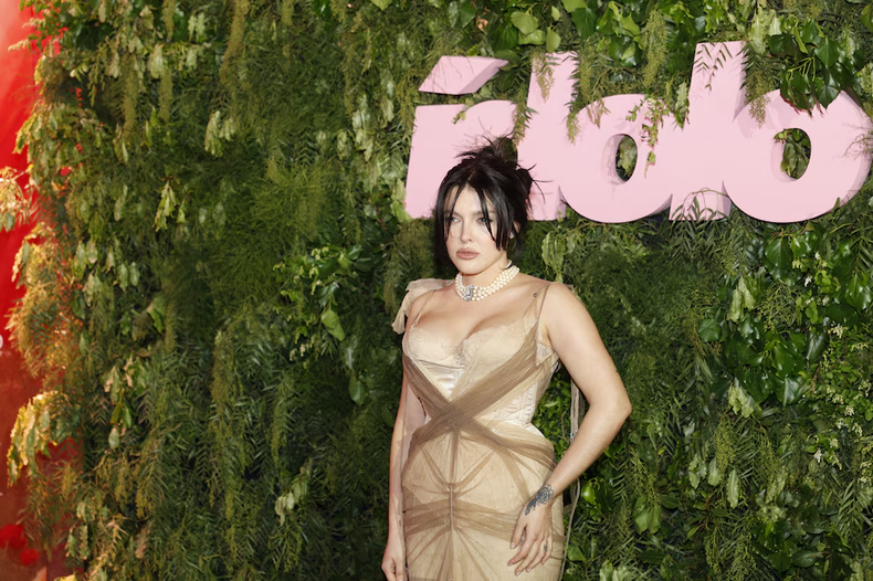 El vestuario de La Reini contó con tres versiones adaptadas a cada etapa de la gala