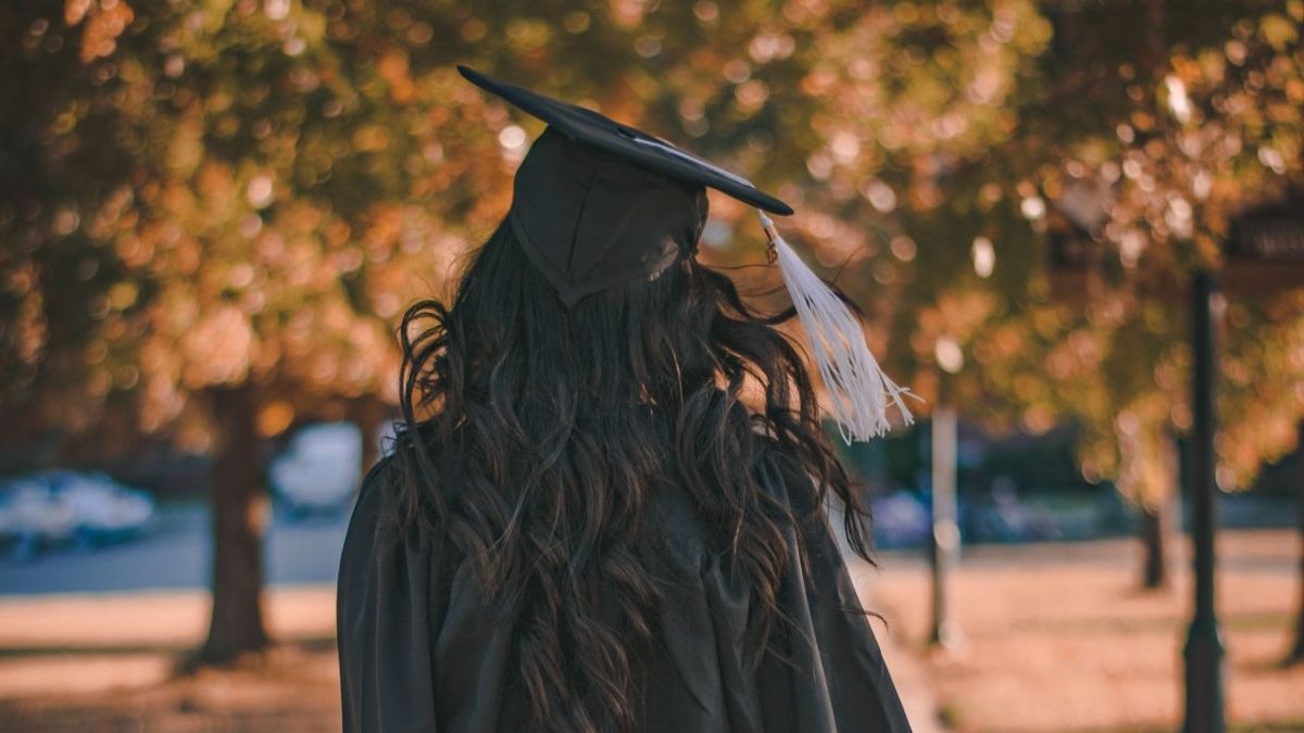 Una joven colombiana se graduó y el gesto hacia sus padres se volvió viral.