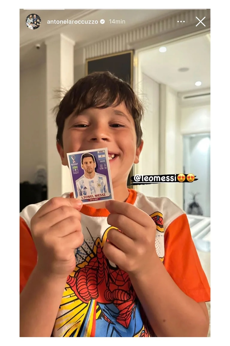 Mateo Messi, contento con la figurita de su papá, Lionel Messi &nbsp;