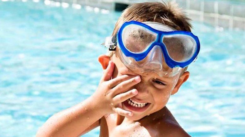 Por qué aumentan los contagios de conjuntivitis en verano y cómo prevenirla