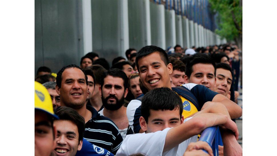 Hinchas de Boca haciendo fila (archivo)