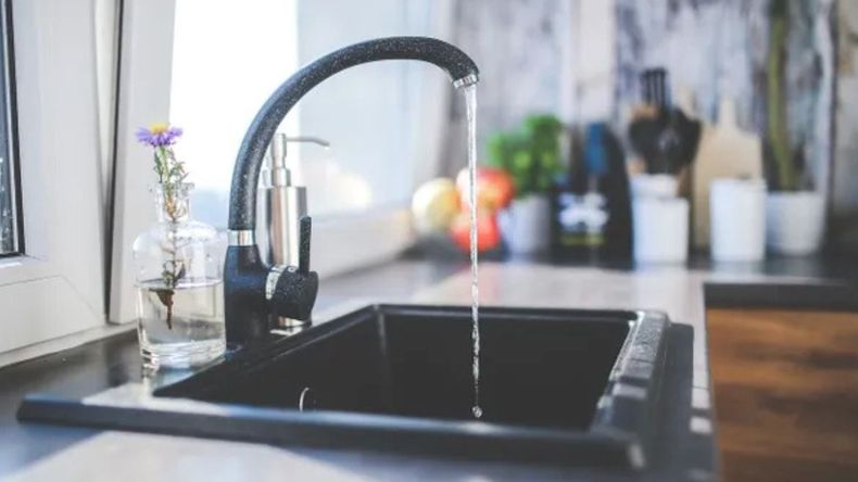El eficaz truco casero para destapar la bacha de la cocina