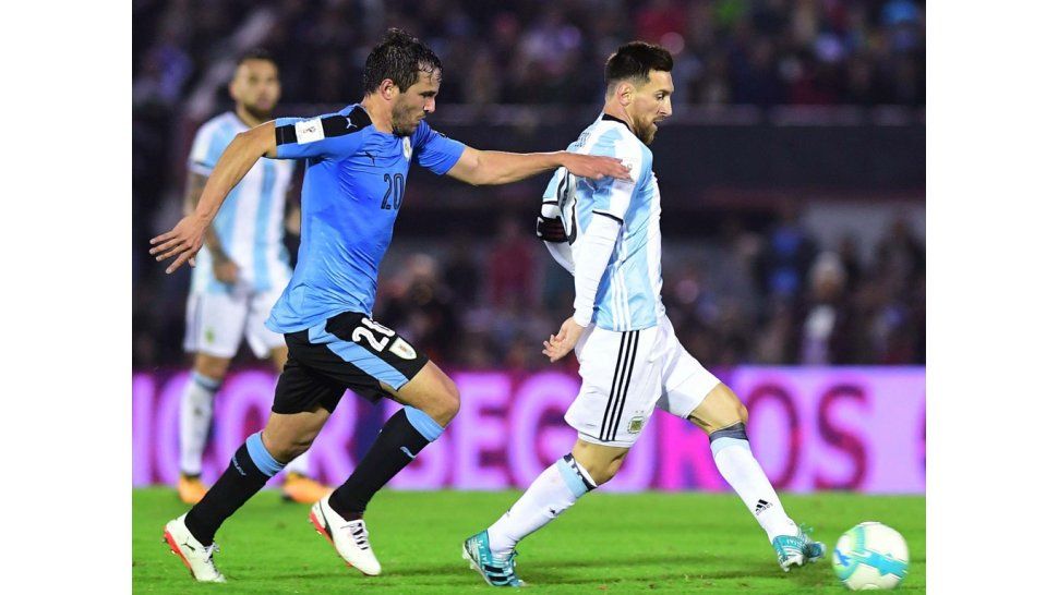 Messi se le escapa a Álvaro Gonzalez