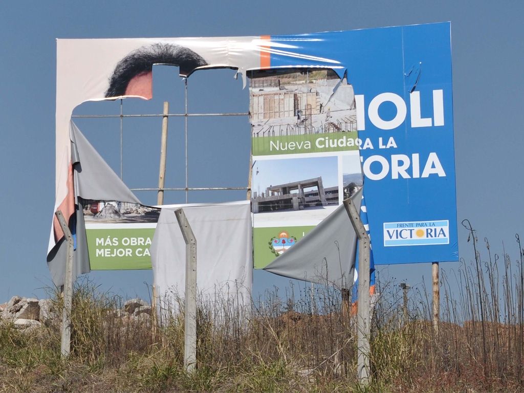 Otro de los carteles rotos