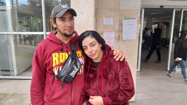 Los padres del bebé que está en terapia intensiva.
