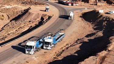 Bajo temperaturas extremas, camioneros esperan hace 8 días que se abra el Paso de Jama