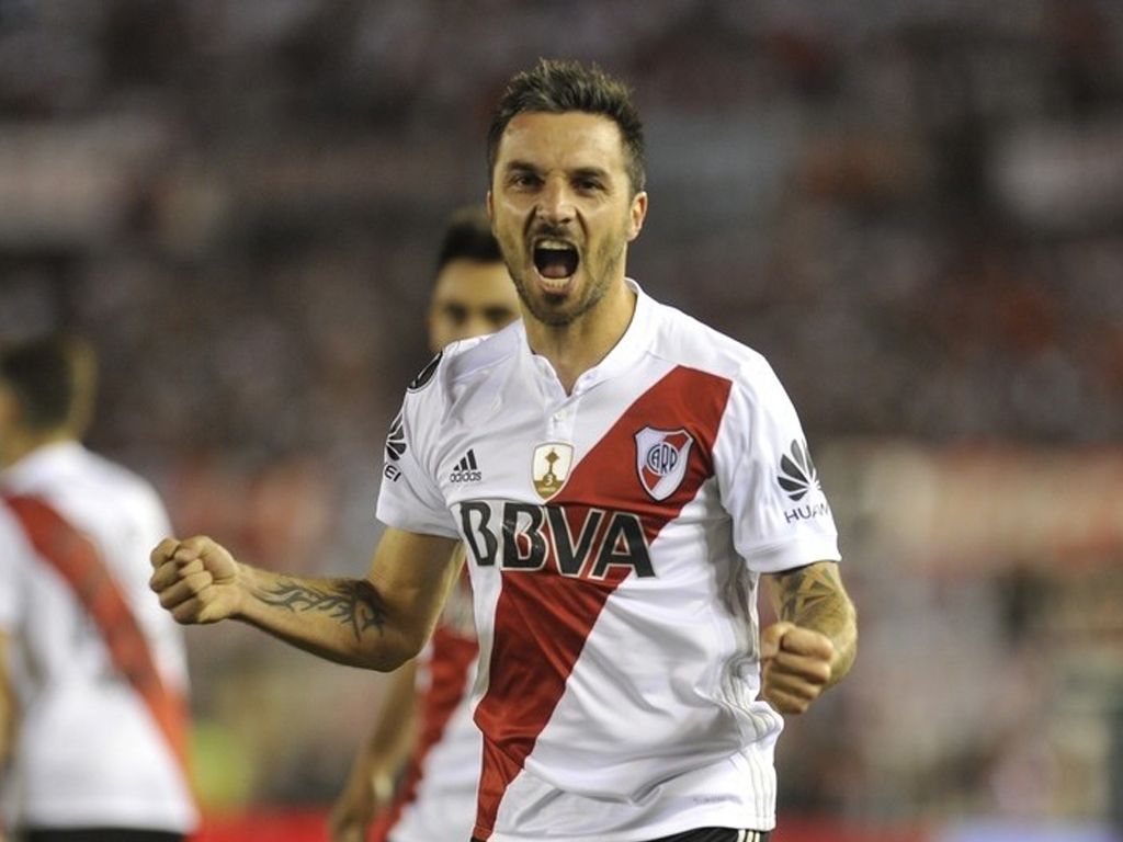 Scocco festeja su gol