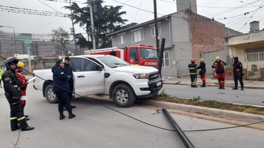 Manejaba en estado de ebriedad, chocó contra un poste y dejó sin luz a una vivienda