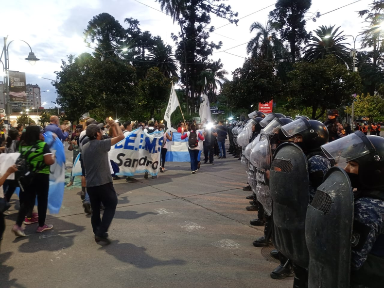 Operativo policial alrededor de la Casa de Gobierno.