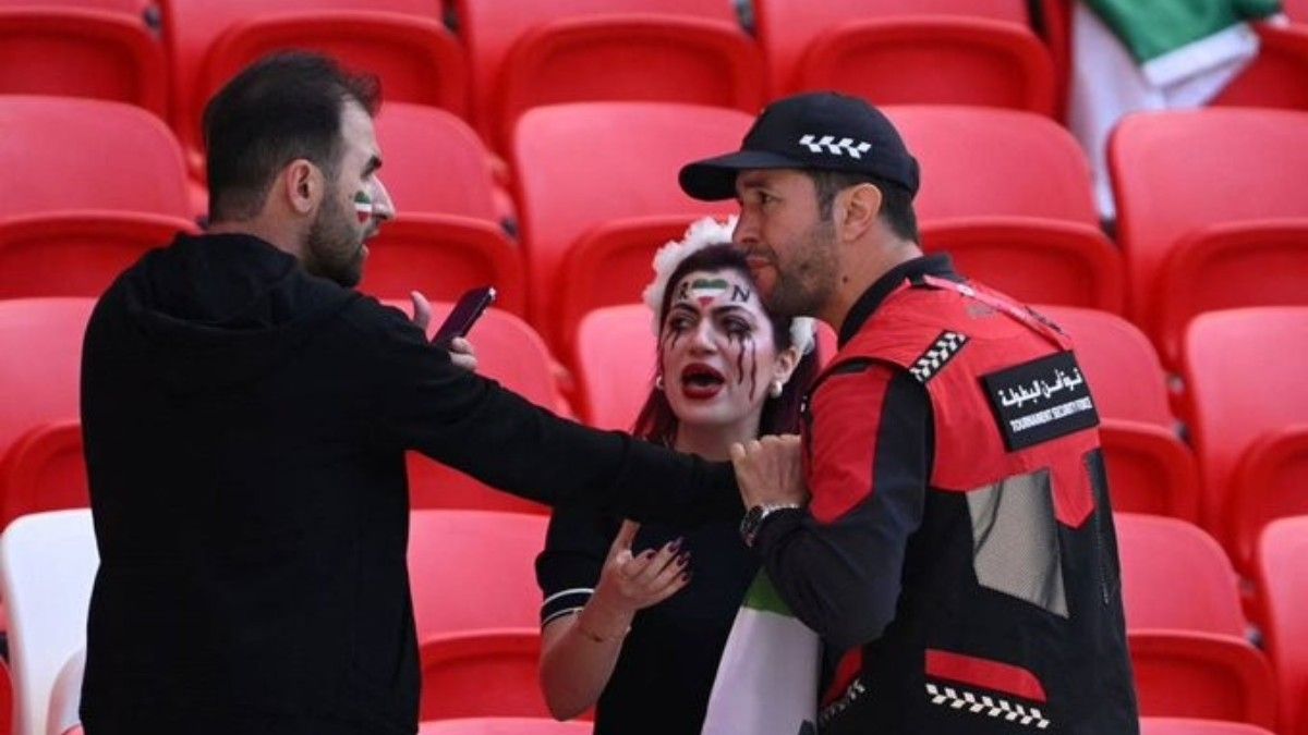 Una mujer fue expulsada del partido de Irán por protestar: qué pasó.&nbsp;