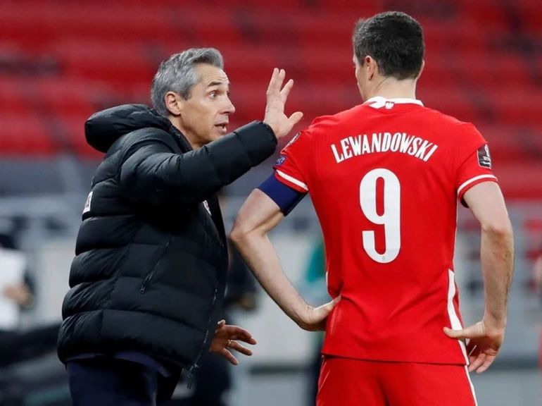 Separación. Lewandowski junto al extécnico de su selección, Paulo Sousa, que lo dejó para ir a dirigir a Flamengo. Polonia enfrentará a Argentina en la tercera fecha.