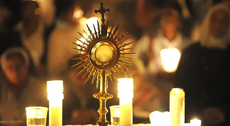 Según la tradición, cada iglesia, después de la Misa de la Cena del Señor, guarda el Santísimo Sacramento en el tabernáculo y erige un monumento en señal de acción de gracias a Jesús por su Sagrada Pasión con la que redimió con amor al mundo.