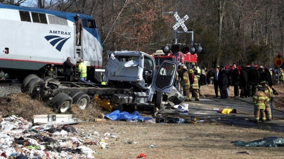 Chocó un tren que llevaba legisladores de Estados Unidos: un muerto