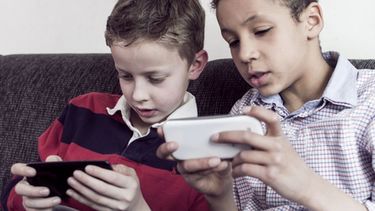Aseguran que deberían prohibir los celulares en escuelas primarias