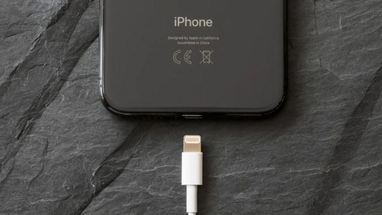 Apple está en problemas por no incluir cargadores en la caja de los iPhones. 