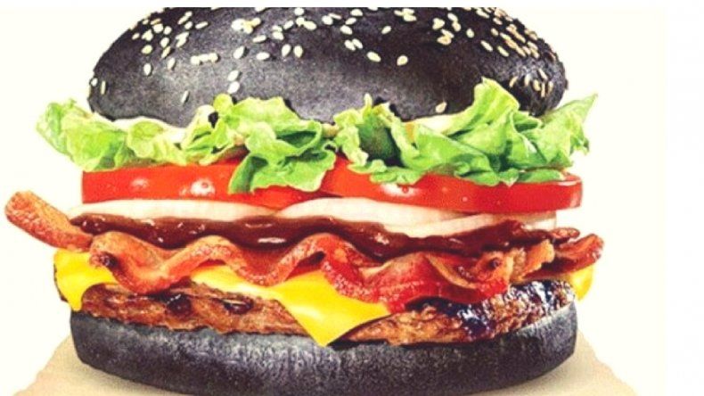 Hamburguesas, pan y fideos:¿Qué es la comida negra, es peligroso ingerirla?