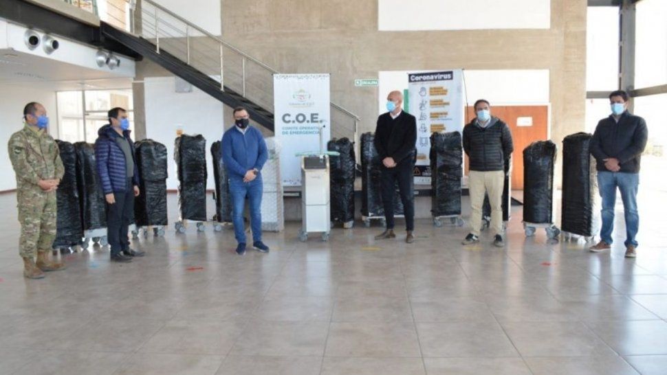 Miembros del COE de Jujuy reciben los respiradores que don&oacute; la Universidad de Rosario.