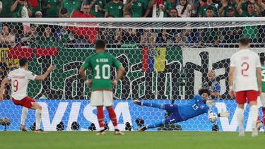 Ochoa le atajó el penal a Lewandowski y salvó a México.