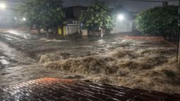Feroz temporal en Metán: inundaciones, calles anegadas y un puente colapsado Feroz temporal en Metán: inundaciones, calles anegadas y un puente colapsado
