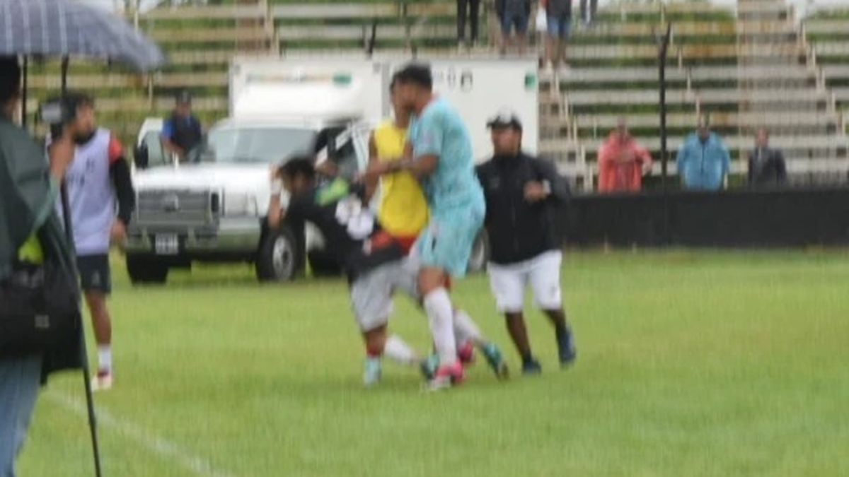 Agresión del arquero de Atlético San Pedro (Imagen Grito Deportivo)