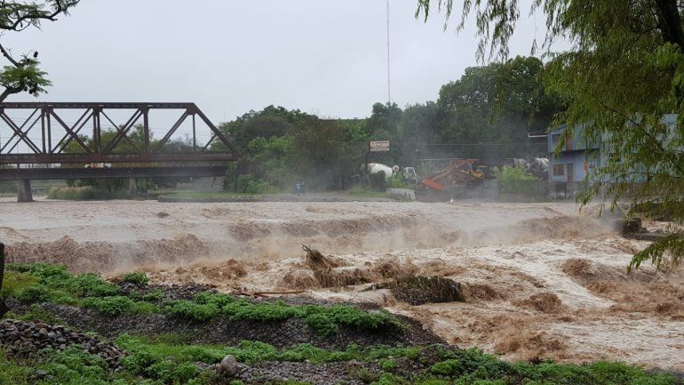Impactante imagen del río en San Salvador de Jujuy