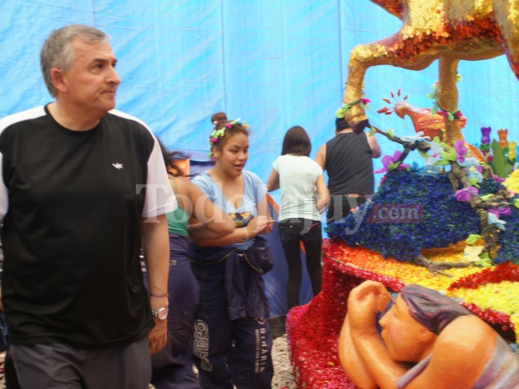 Gerardo Morales recorriendo canchones