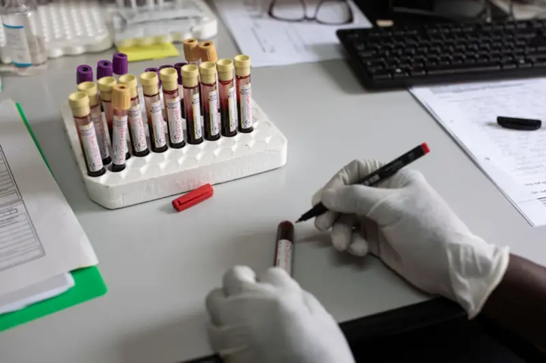 El lenacapavir no solo combate el virus en una persona ya infectada, sino que tiene una impresionante capacidad para prevenir la enfermedad.