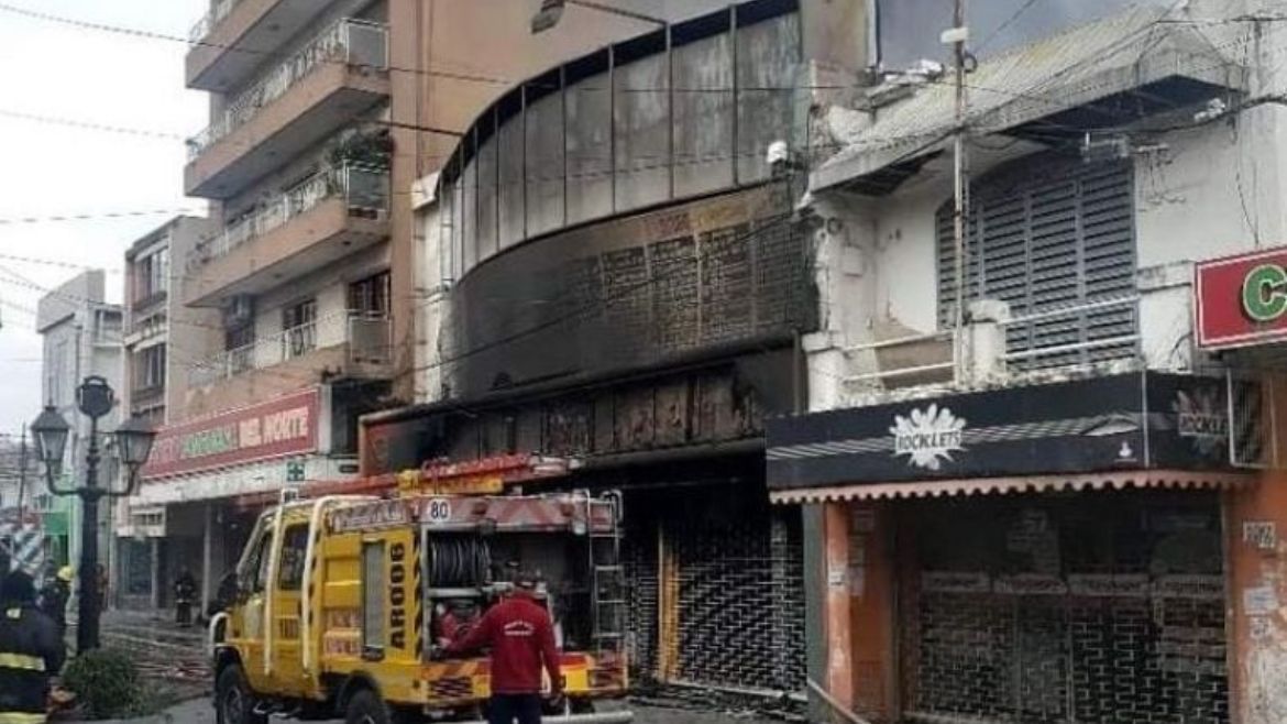 Se incendió un centro comercial en Salta