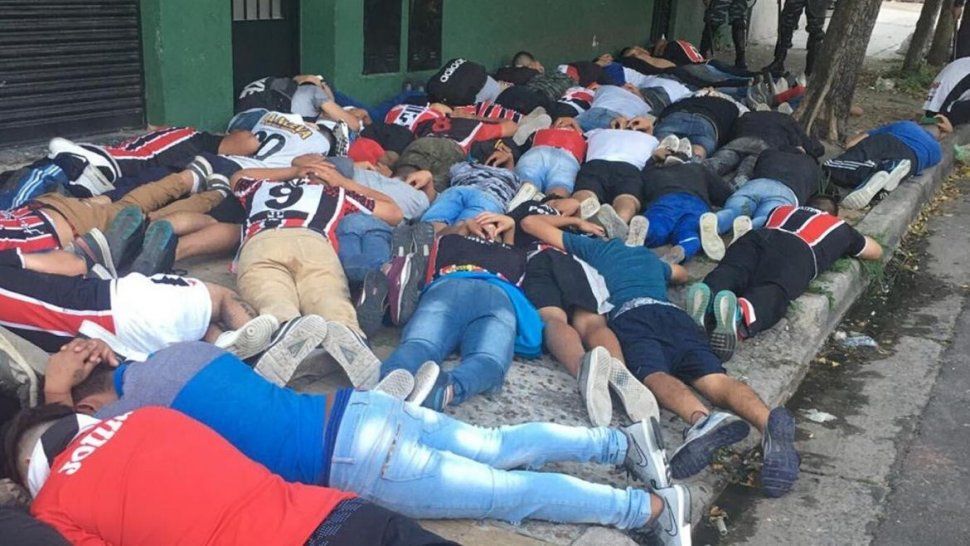 Detuvieron a 100 hinchas de Chacarita