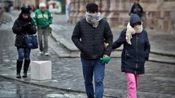 El cuerpo pierde calor por la piel, la respiración y el contacto con objetos fríos. &nbsp; &nbsp; &nbsp;