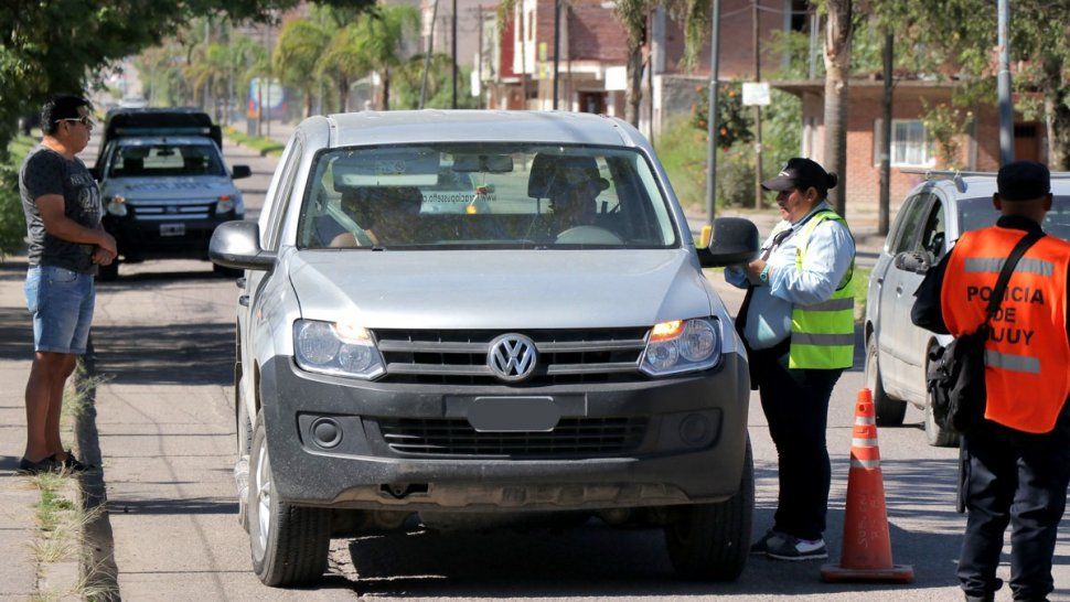 control en cuarentena: la policia amenazo a una mujer con secuestrarle su hija